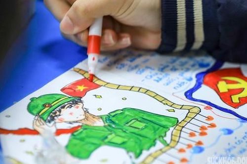 Học sinh Thủ đô viết thư, làm bưu thiếp gửi bộ đội Trường Sa dịp Tết