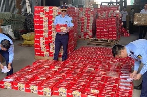 Hiểm họa từ đồ ăn vặt gắn mác 'hàng nội địa'