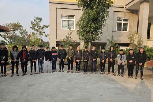 Giữa khuya, lực lượng 141 Hà Đông chặn giữ 18 thanh thiếu niên vi phạm giao thông