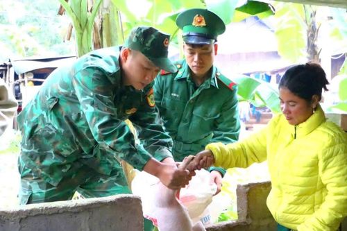 Bộ đội biên phòng trao 'cần câu' cho người dân miền núi