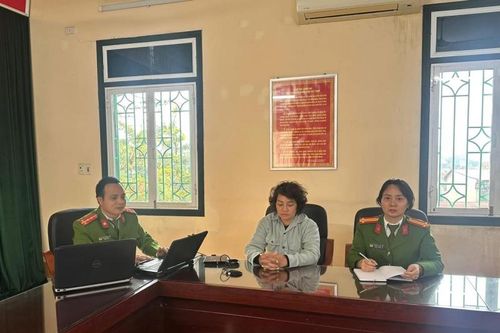 Bí mật bên trong 5 túi chè do người phụ nữ vận chuyển
