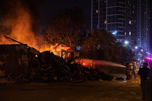 Xưởng lốp rộng hàng trăm m2 cháy ngùn ngụt trong đêm ở Hà Nội