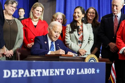 Ông Biden sẽ ký loạt ân xá phủ đầu?