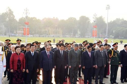 Lãnh đạo Đảng và Nhà nước viếng Chủ tịch Hồ Chí Minh nhân kỷ niệm 80 năm QĐND Việt Nam
