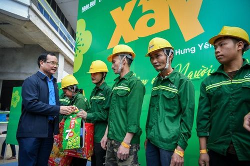 'Xây Tết 2025': Trao tặng 2.600 phần quà Tết cho công nhân