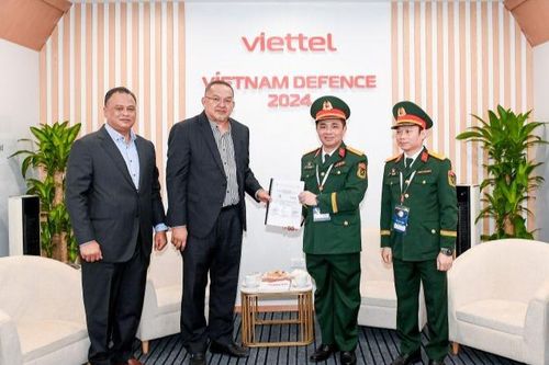 Viettel nhận chứng nhận sản phẩm thông tin quân sự sẵn sàng kinh doanh tại Malaysia