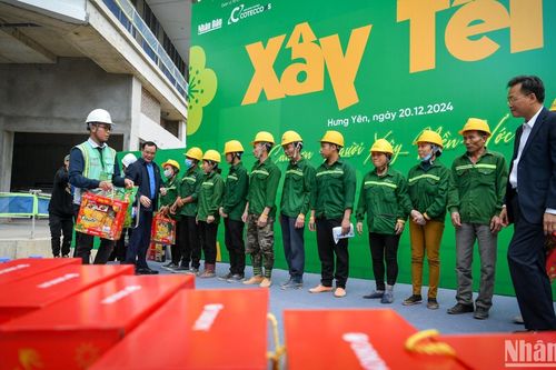Những món quà ý nghĩa trên công trường dịp giáp Tết