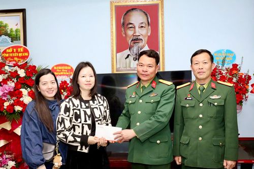 Thăm, tặng quà chiến sĩ Trung đoàn 148 hai lần anh hùng