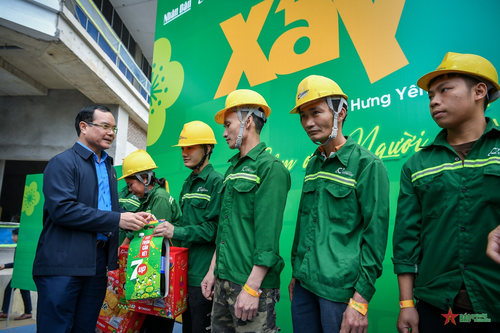 'Xây Tết 2025' trao tặng hàng nghìn phần quà tới công nhân tại Hưng Yên