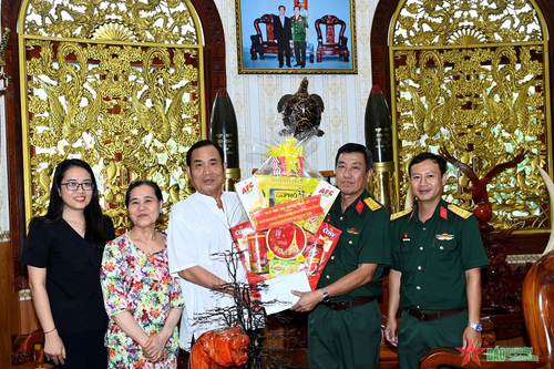 Bạc Liêu: Thăm, tặng quà gia đình người có công tại huyện Hồng Dân