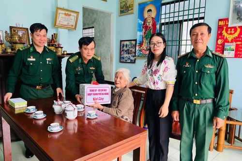 Bộ đội Biên phòng Đà Nẵng thăm, tặng quà Mẹ Việt Nam anh hùng và thân nhân Liệt sĩ