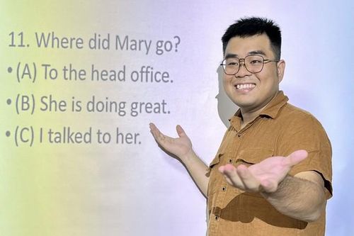 Chàng trai khiếm thính với quyết tâm từ 'tay mơ' trở thành giáo viên tiếng Anh
