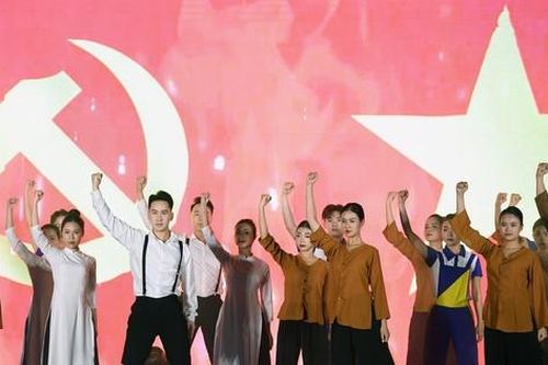 Thanh niên Việt Nam khởi động phong trào thi đua chào mừng Đại hội Đảng các cấp