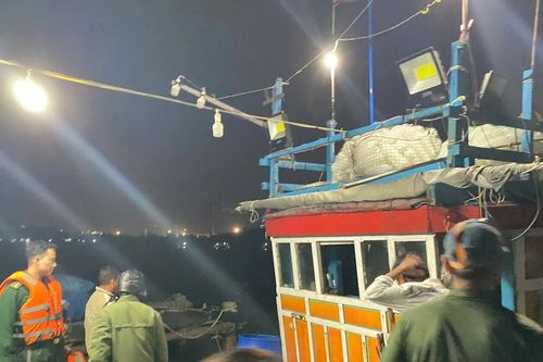 Biên phòng Quảng Ngãi cứu 1 ngư dân trôi dạt trên biển trong đêm