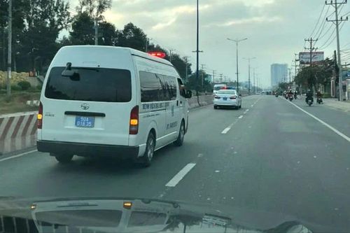 CSGT TPHCM hỗ trợ vận chuyển giác mạc mắt và mô tạng đến bệnh viện