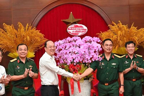 Lãnh đạo TPHCM thăm, chúc mừng Quân khu 7 nhân kỷ niệm 80 năm Ngày thành lập QĐND Việt Nam