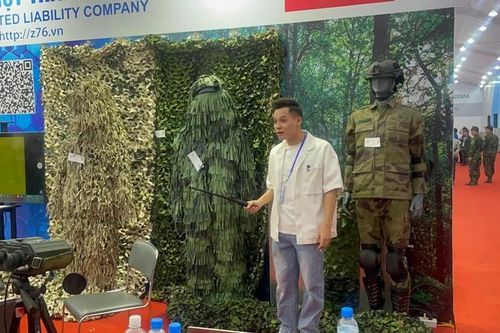 Tới Triển lãm Quốc phòng quốc tế VN, Độ Mixi xuất trình 'thẻ lạ'