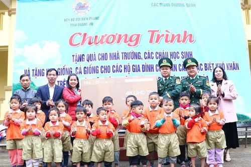 Đồn biên phòng ở Quảng Trị tặng quà cho học sinh, trao sinh kế cho người dân