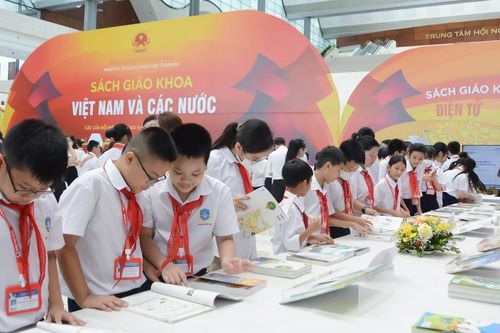 Xã hội hóa biên soạn sách giáo khoa: Bài học từ thực tế