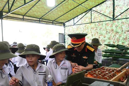Đông đảo giáo viên, học sinh tham quan trưng bày thiết bị quân sự ở Cà Mau