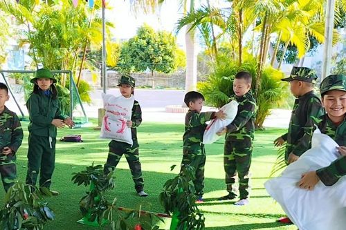 Học sinh Điện Biên hào hứng tham gia hoạt động trải nghiệm 'Cháu yêu chú bộ đội'