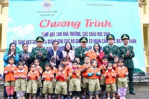 Đồn biên phòng Quảng Trị trao sinh kế cho người dân miền núi