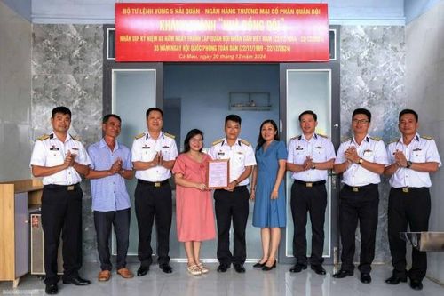 Bộ Tư lệnh Vùng 5 Hải quân bàn giao 'Nhà đồng đội' tại Cà Mau