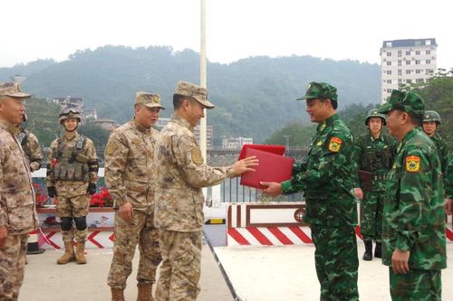 BĐBP Lào Cai và BĐBP khu Mông Tự tổng kết công tác tuần tra song phương năm 2024