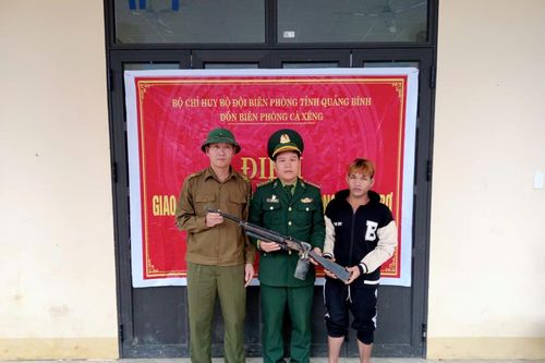 Quảng Bình: Người dân khu vực biên giới tự nguyện giao nộp pháo hoa nổ, súng tự chế