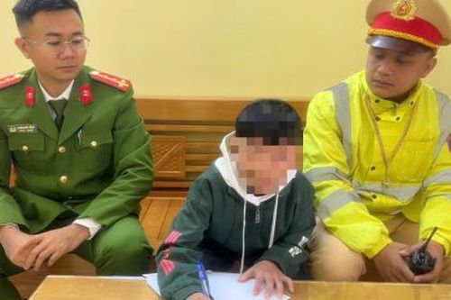 Triệu tập nam sinh có hành vi nằm trên yên xe máy điện, lạng lách trên đường