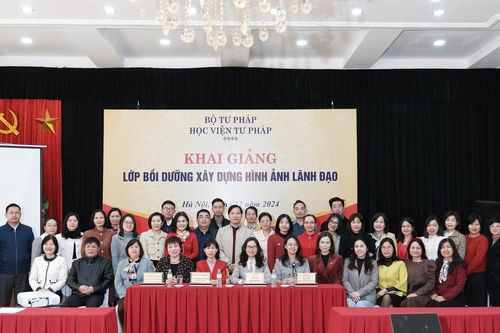 Khai giảng lớp bồi dưỡng xây dựng hình ảnh lãnh đạo