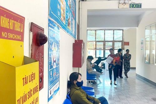 Bác sĩ và bệnh nhân chung tay xây dựng môi trường 'bệnh viện không khói thuốc'