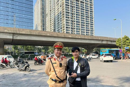 CSGT liên tiếp trả lại điện thoại người dân đánh rơi trên đường Hà Nội