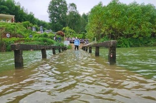 Cây cầu mỗi năm ngập hơn 6 tháng, lãnh đạo đi kiểm tra thì chẳng thấy mặt cầu đâu