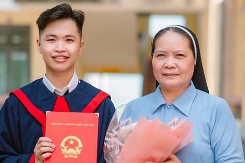 Từ cậu bé bị bỏ rơi ở chân cầu đến đại sứ sinh viên