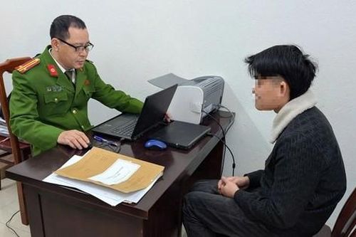 Mâu thuẫn nhặt được tiền, nam sinh Thanh Hóa đánh gục bạn trên sân trường