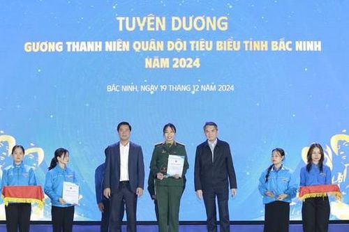 Trao quyết định vay vốn khởi nghiệp cho bộ đội xuất ngũ