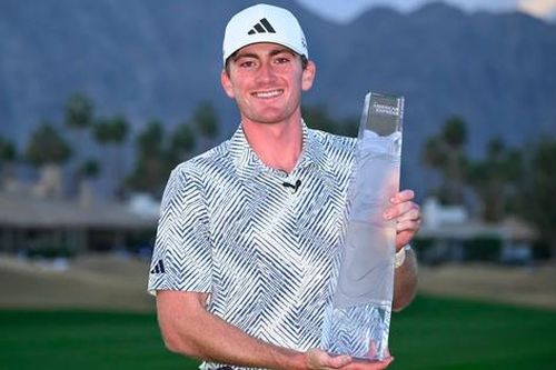 Golfer lập cú đúp chiến thắng 'nghiệp dư-chuyên nghiệp' giành giải 'Tân binh của năm'