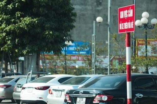 Ô tô đỗ dàn hàng trên vỉa hè tuyến phố trung tâm thành phố Thái Nguyên