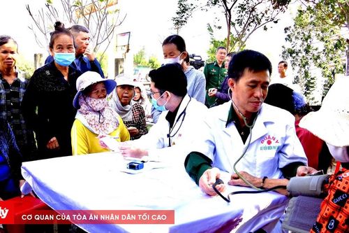 Hơn 300 người dân xã biên giới Đắk Lắk được khám chữa bệnh miễn phí