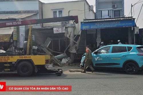 Ô tô công nghệ tông vào nhà dân