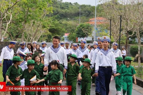 Cô giáo và học sinh mầm non đến thăm chiến sĩ Lữ đoàn 682