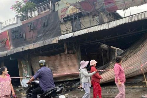 Cháy lớn 2 cửa hàng ở Đồng Nai, 9 người kịp thoát nạn và được giải cứu