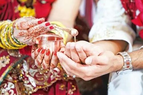 Cô dâu hủy hôn khi thấy chú rể ngất đi vì lạnh giữa đám cưới
