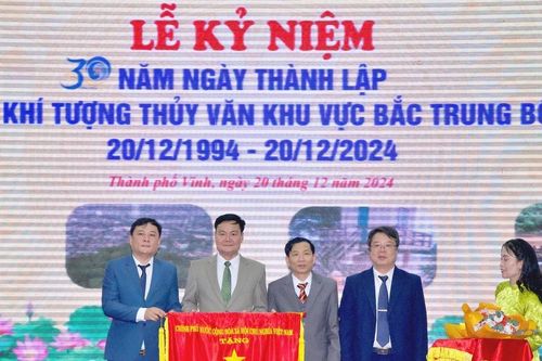 Đài Khí tượng Thủy văn khu vực Bắc Trung Bộ đón nhận Cờ thi đua của Chính phủ