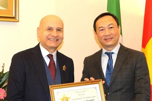 Trao Kỷ niệm chương 'Vì sự nghiệp Tư pháp' cho nguyên Đại sứ Italy tại Việt Nam