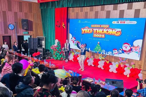 Chương trình Giáng sinh yêu thương mang đến quà tặng cho 2.000 bệnh nhi