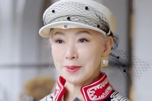Bí ẩn nhan sắc của cụ bà 71 tuổi trẻ như thiếu nữ?