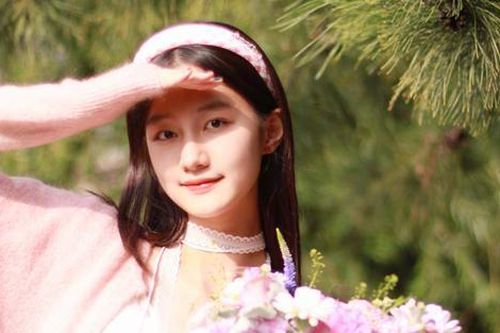 'Con gái' của Triệu Vy từng xinh đẹp đến mức bị cấm dao kéo: Nhan sắc hiện tại gây bão