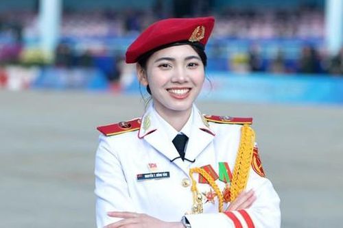 Nữ chiến sĩ với nụ cười tỏa nắng tại Triển lãm Quốc phòng Quốc tế 2024